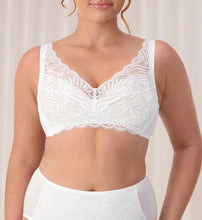 Load image into Gallery viewer, Triumph Essential lace Wirefree bra bralette