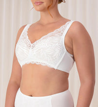 Load image into Gallery viewer, Triumph Essential lace Wirefree bra bralette