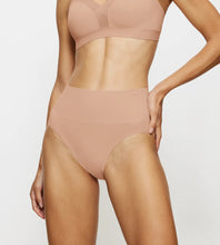 Load image into Gallery viewer, TRIUMPH SOFT SCULPT BANDEAU MAXI BRIEF KNICKER